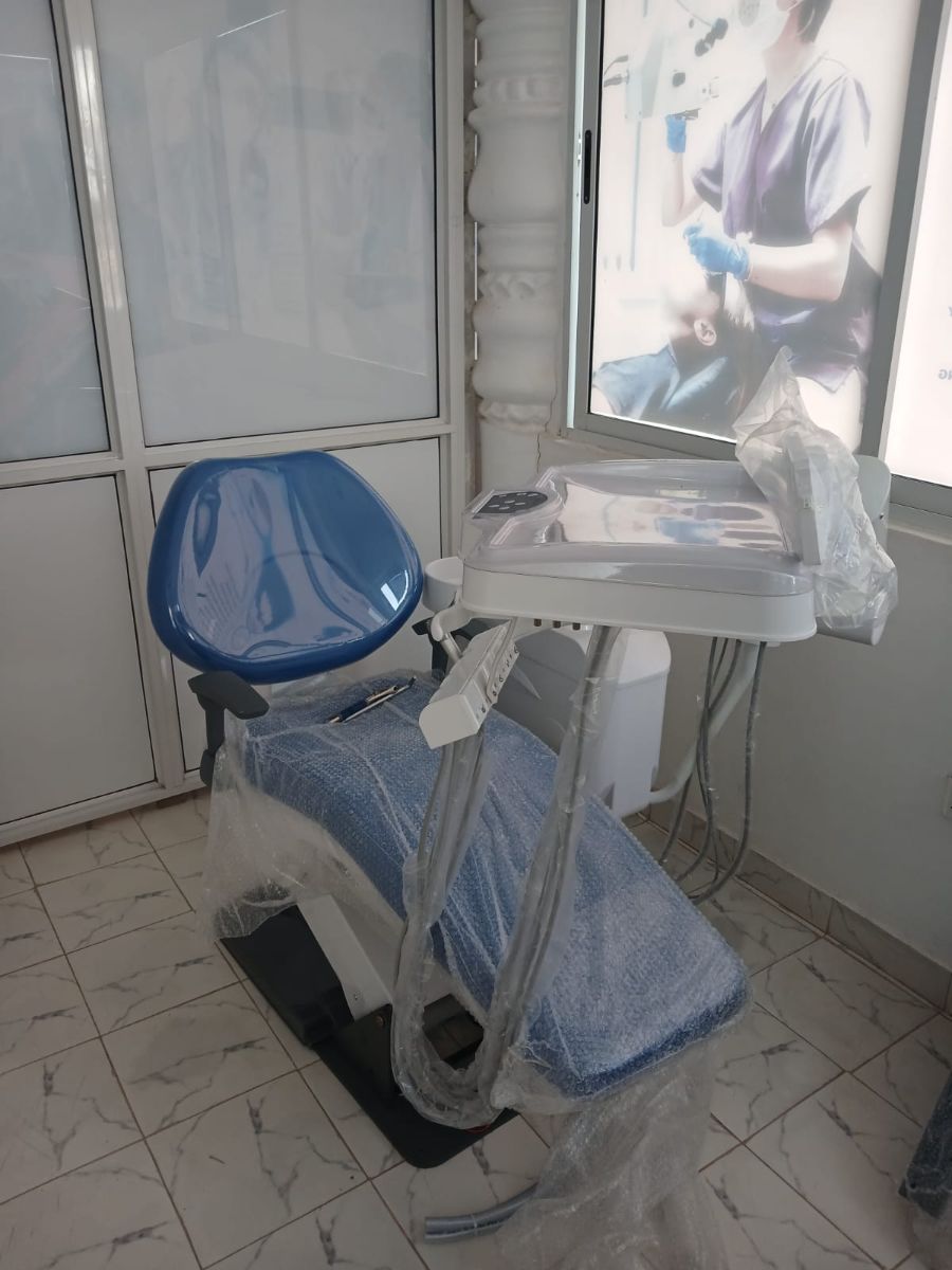 Dental chair and delivery unit installed in a clinic